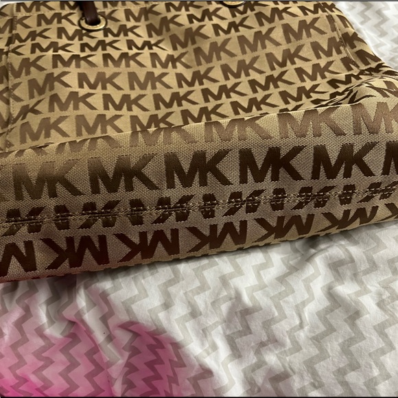 Large Michael Kors purse - Picture 2 of 4